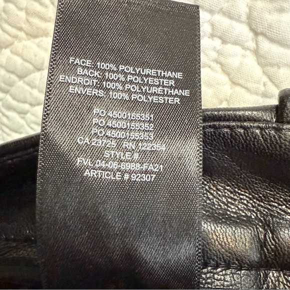 The Effortless Pant™ New
High-waisted wide-leg Vegan Leather pants si 10 - Picture 15 of 16